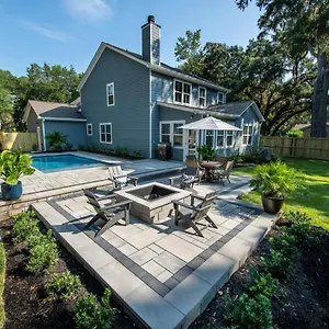 https://luxury-beach-house-w-backyard-oasis-heated-pool.top-hotels-in-savannah.com